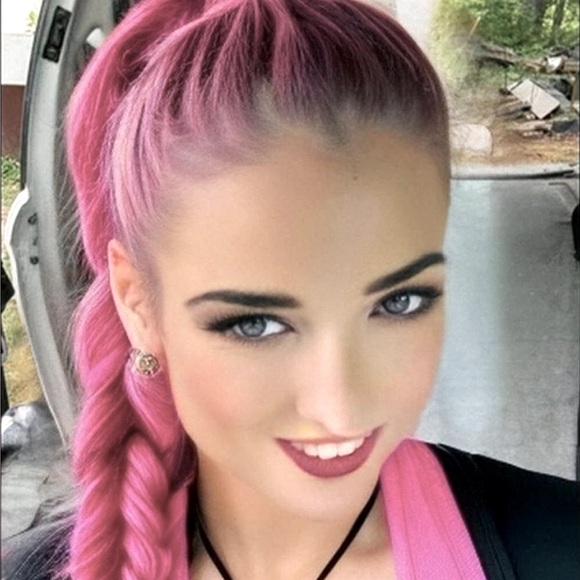 Meet your Posher, Patricia - Picture 1 of 2